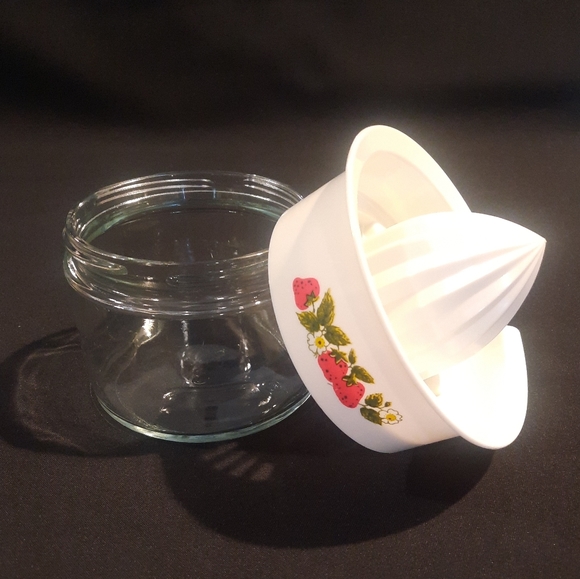 Vintage Gemco Citrus Hand Juicer White w/ Strawberries Plastic Lid Glass Jar - Picture 3 of 8